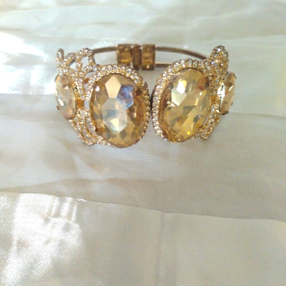 Gold Bracelet - Picture 1 of 6